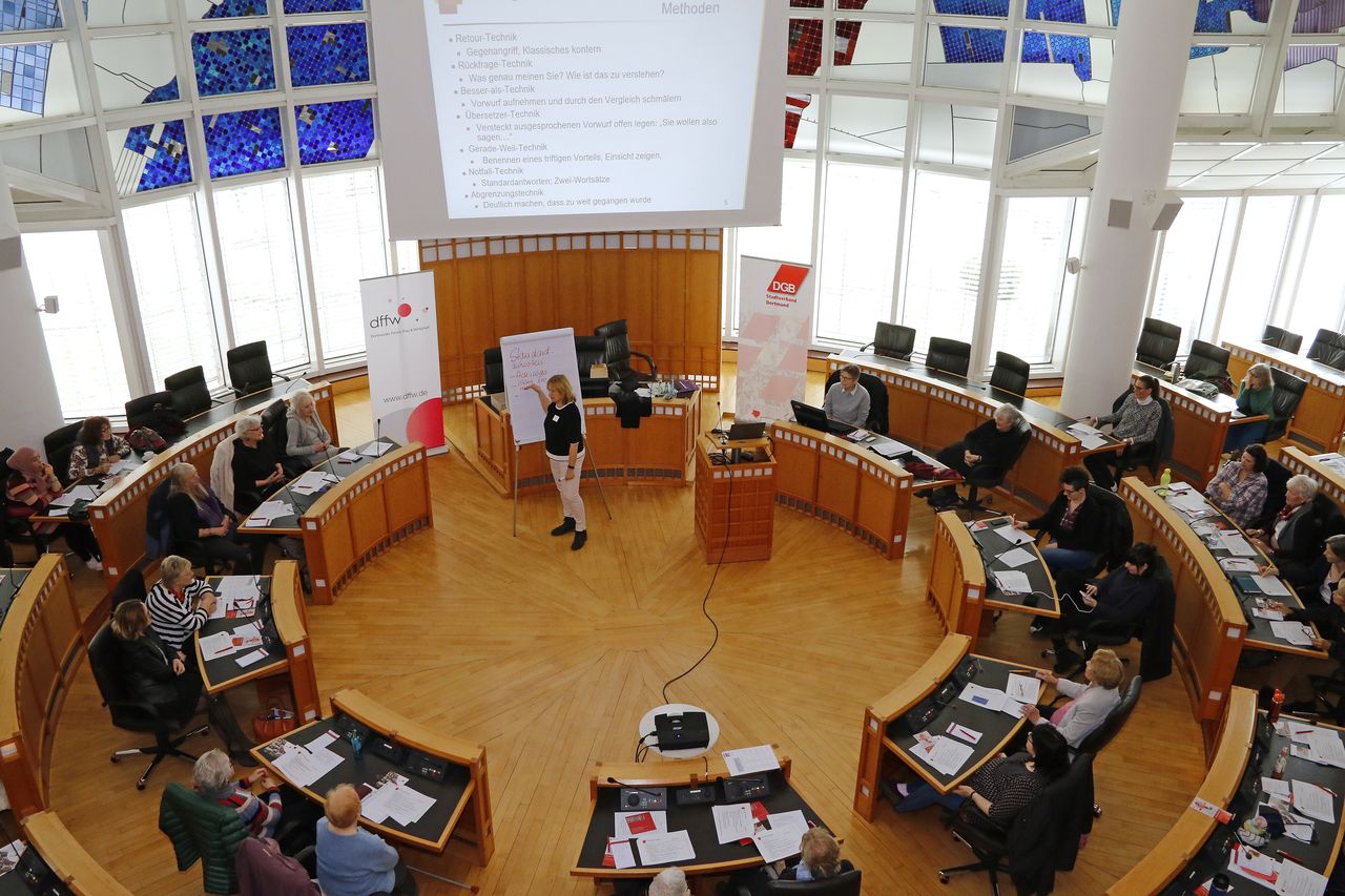 Voller Ratssaal zum internationalen Frauentag 2020